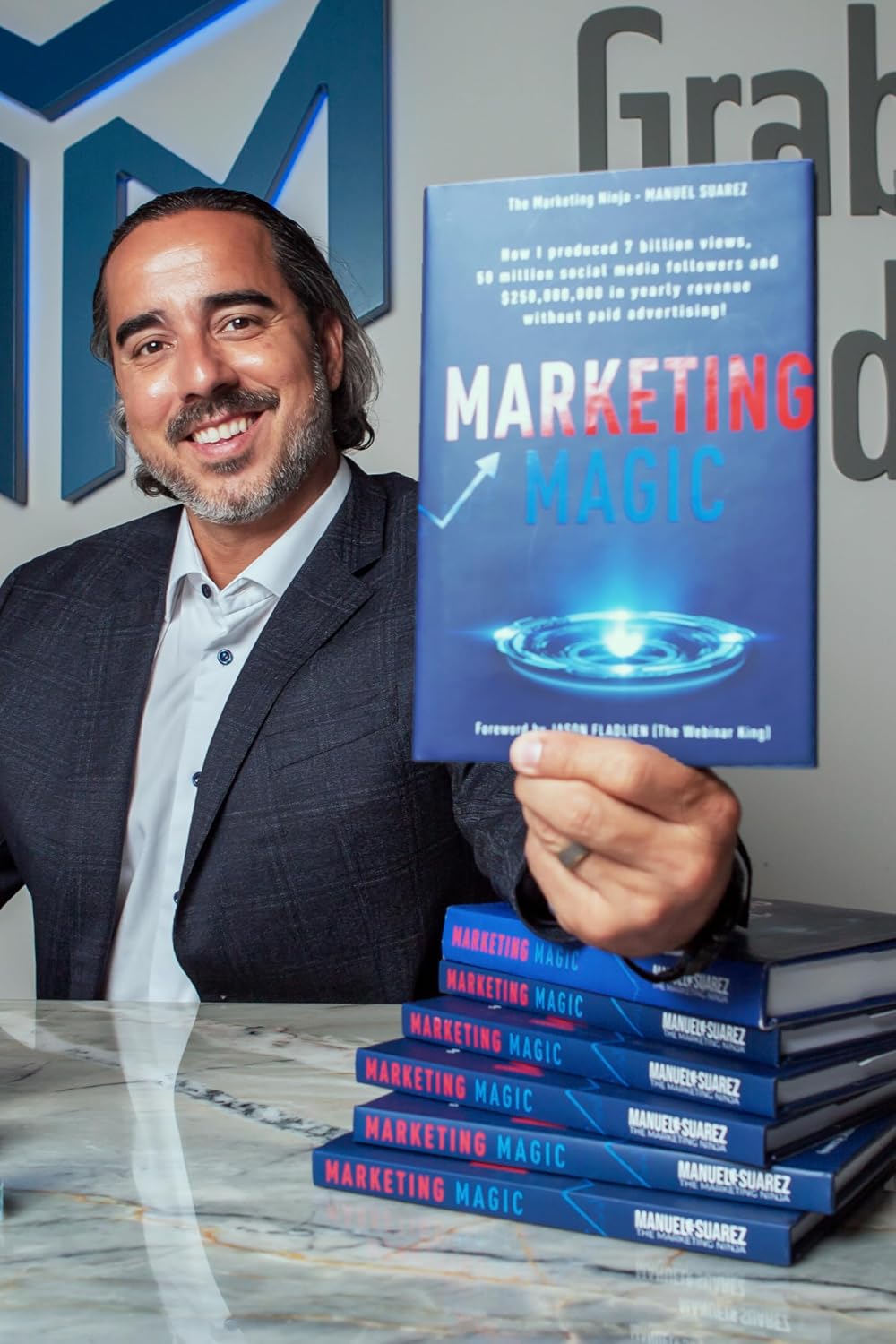 La Magia Del Marketing: Cómo produje 7 mil milliones de vistas, 50 milliones de seguidores en redes sociales y $250,000,000 en ingresos anuales ¡sin publicidad pagada! (Spanish Edition)